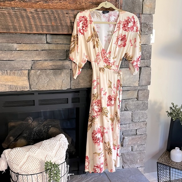Vici Dresses & Skirts - GORGEOUS FLORAL MIDI WRAP DRESS BY VICI